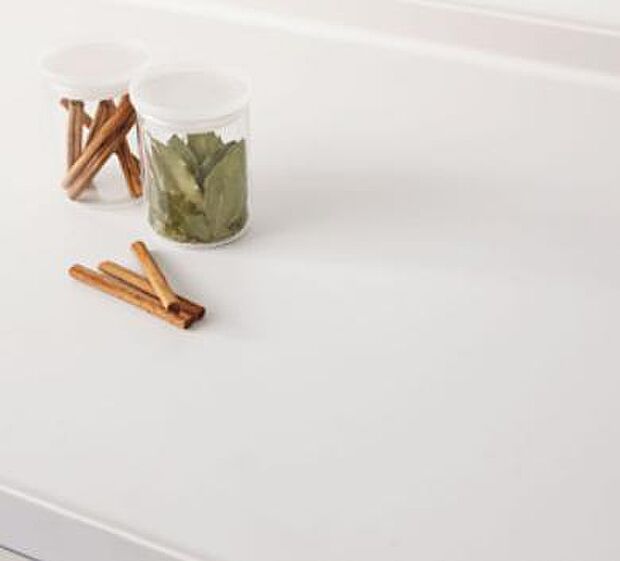 【キッチン「ES」】温もりや柔らかさを感じさせるなめらかな質感の人造大理石。水アカが目立ちにくく、お手入れがカンタン。料理の時間も一層楽しくなります。