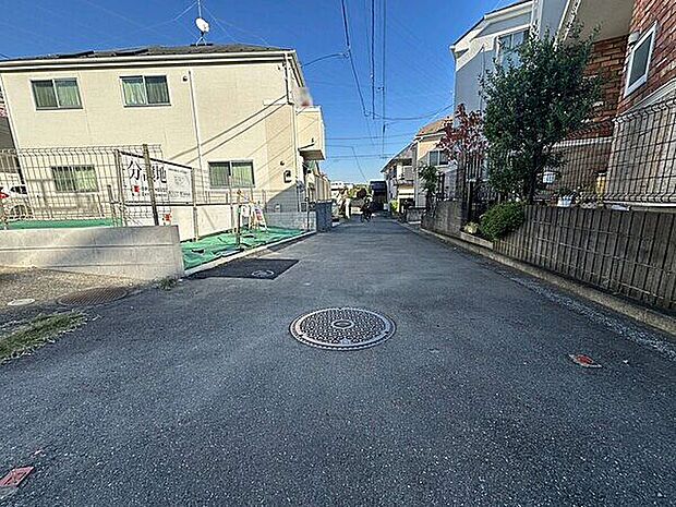 【前面道路】セブンイレブン横浜戸塚町店まで徒歩6分(462m)のため急なお買い物にも便利な立地です！物件を選ばれる際にはぜひ一度周辺環境もお確かめください！
