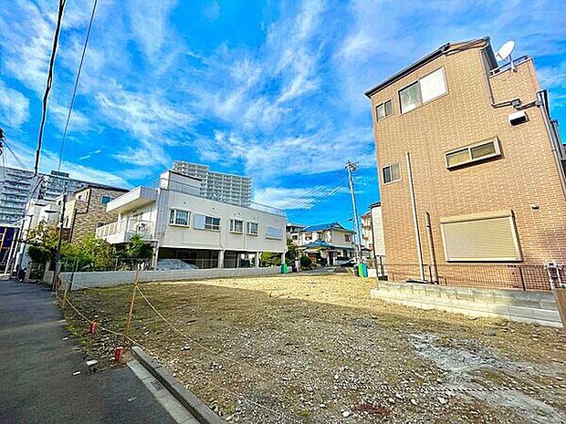 【現地（土地）】王子第一小学校まで徒歩8分(595m)と教育施設が近くにあり、お子様がいるご家庭には嬉しい住環境です。平日やお仕事帰りのご見学も、お気軽にご相談ください。