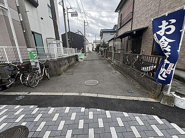 【前面道路】毎日の買い物には欠かせないスーパー、FUJI鶴嶺店まで徒歩3分(204m)と便利な立地です。