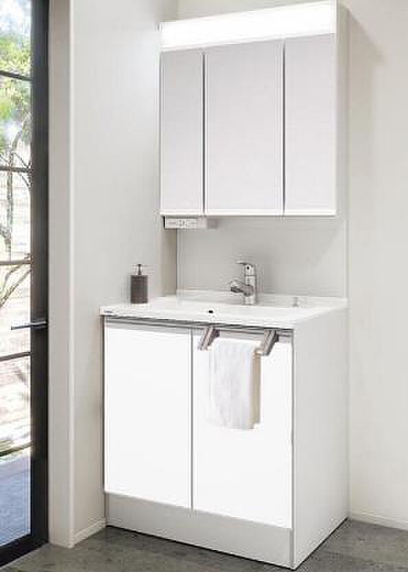 【YKKAP「ピタットキー」】ハンドルボタンにタグキーを近づけて施開錠。専用アプリをインストールすれば、スマートフォンを鍵として利用することもできます。