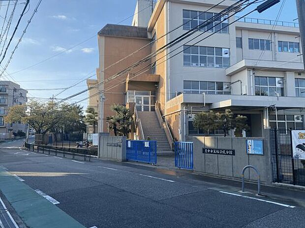 豊中市立箕輪小学校(約586m)