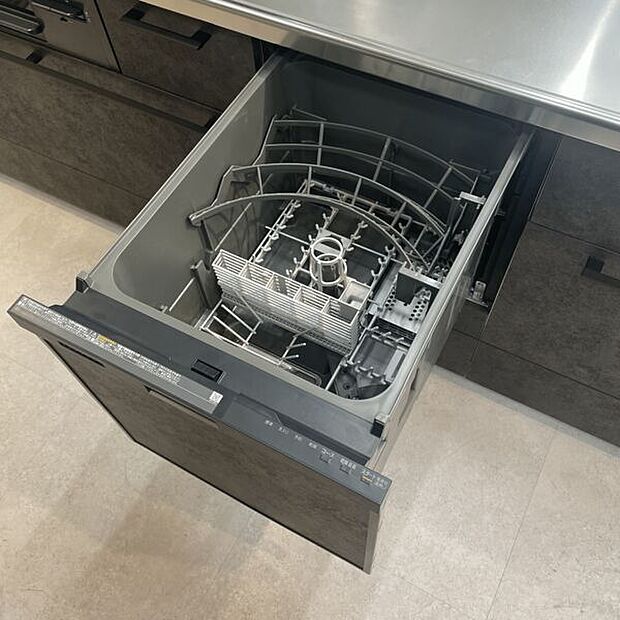 【暖房乾燥機付き換気扇】乾燥・換気・暖房・冷房ができる多機能機器。洗濯物を浴室内に干して乾かすことができます。カビやダニを防ぎ、室内の空気を清潔に保ちます。