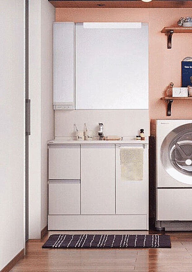 【YKKAP「ピタットキー」】ハンドルボタンにタグキーを近づけて施開錠。専用アプリをインストールすれば、スマートフォンを鍵として利用することもできます。