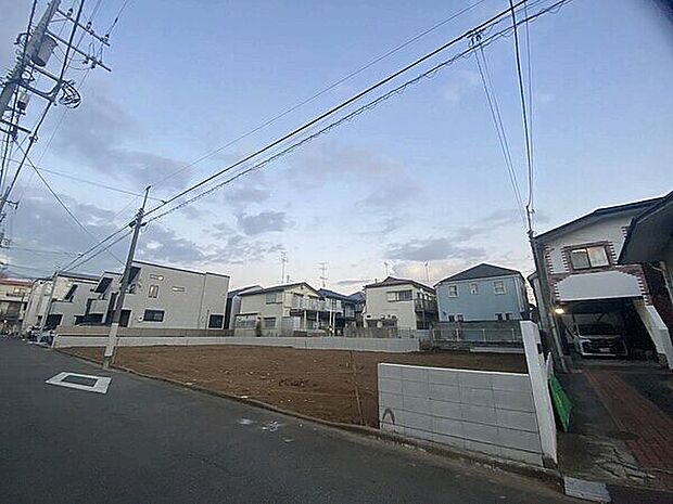 【前面道路】住み心地を重視した住空間に設備仕様なども充実の新築分譲住宅が誕生します。物件を選ばれる際にはぜひ一度周辺環境もお確かめください！