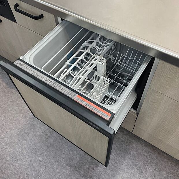 【暖房乾燥機付き換気扇】乾燥・換気・暖房・冷房ができる多機能機器。洗濯物を浴室内に干して乾かすことができます。カビやダニを防ぎ、室内の空気を清潔に保ちます。