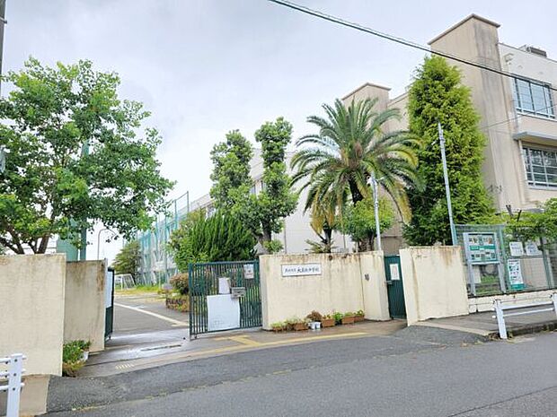 尼崎市立大庄北中学校(約561m)