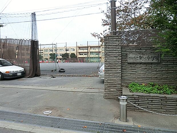 横浜市立潮田中学校(約1,095m)