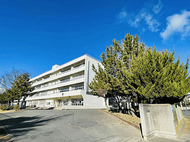 太田市立西中学校(約939m)