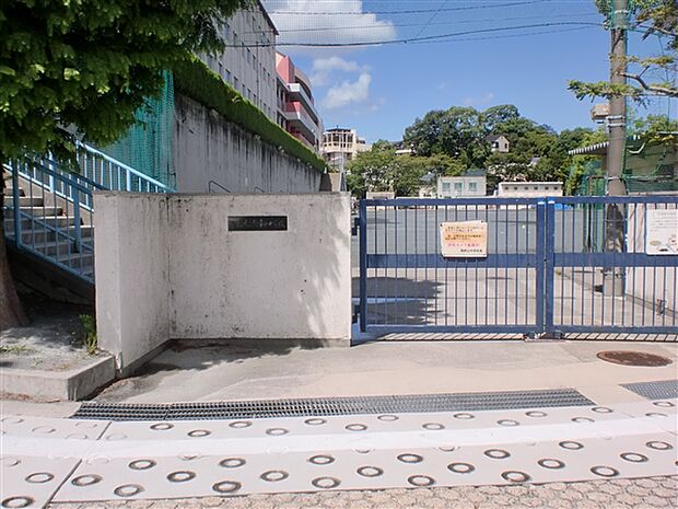 名古屋市立御幸山中学校（約477m）