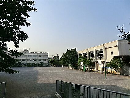 板橋区立志村第三小学校 696m