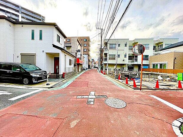 【前面道路】南綾瀬小学校まで徒歩7分(489m)と教育施設が近くにあり、お子様がいるご家庭には嬉しい住環境です。「もっと詳細な写真が見たい」「あの設備はついているの?」など、お気軽にお問い合わせください!