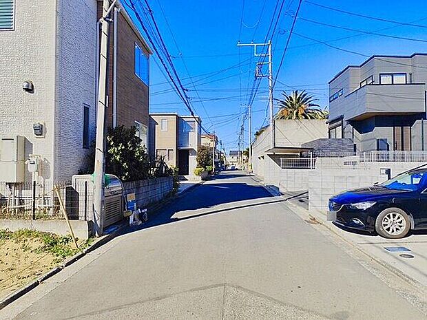 【前面道路】ヨークマート谷津店まで徒歩7分(555m)。毎日のお買物に便利で暮らしやすい住環境です。物件を選ばれる際にはぜひ一度周辺環境もお確かめください!