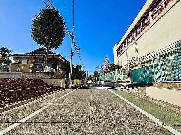 【前面道路】前面道路も6mなので、お車の運転が苦手な方でもスムーズに出し入れができます。現地をご覧いただきながら、住まいの夢をお聞かせください。