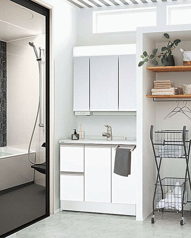 【トイレ「ベーシア」】汚れが付きにくい素材は綺麗を長持ちさせつつ、フチなし形状で簡単にお掃除ができます。