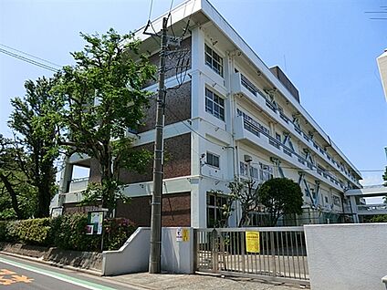 武蔵野市立第三小学校 108m