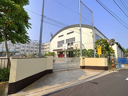 足立区立第六中学校 590m