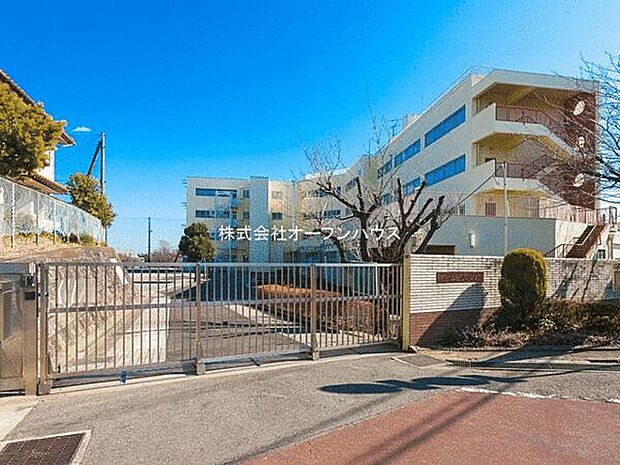 横浜市立上山小学校(約602m)