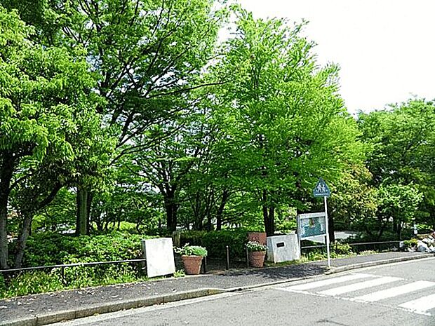 上中里向坂公園（約1,440m）