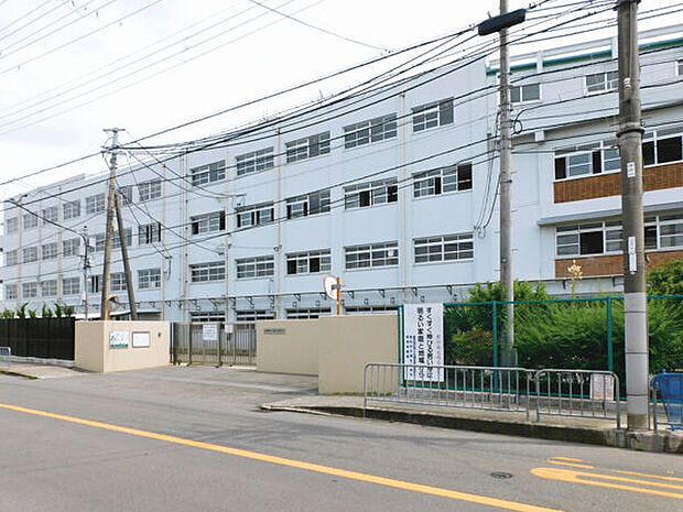 高槻市立第三中学校（約1,272m）