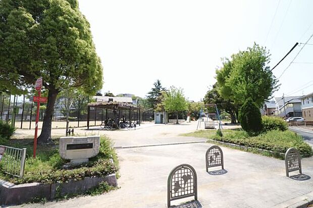 赤坂公園(約282m)