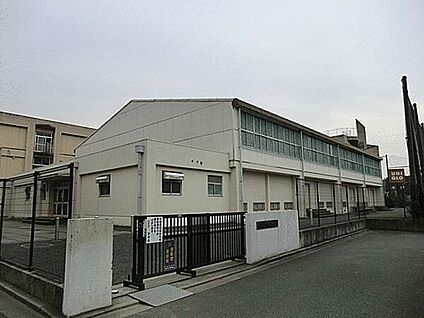 横浜市立下瀬谷中学校 459m