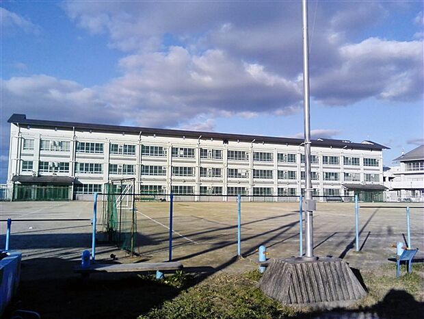 名古屋市立守山中学校(約828m)