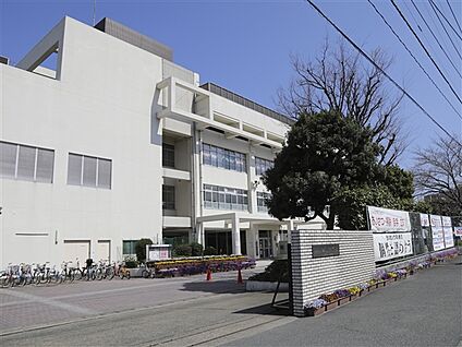 福岡市立板付中学校 1327m