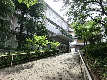 川崎市立西生田中学校 717m