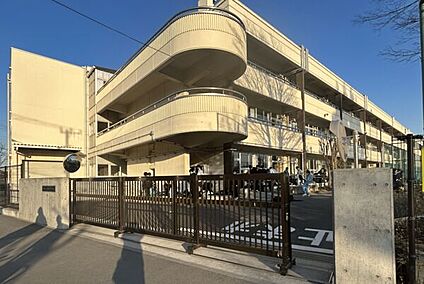 浦安市立浦安中学校 1068m