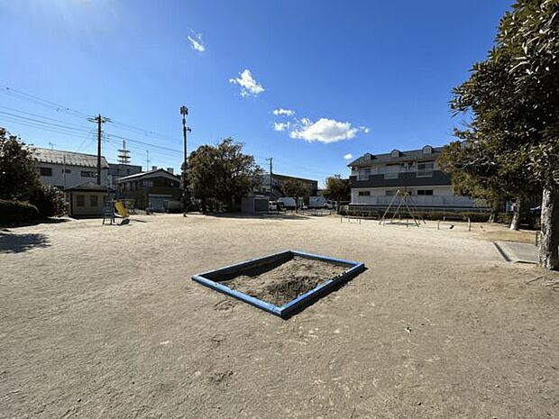 南八幡公園(約1,499m)