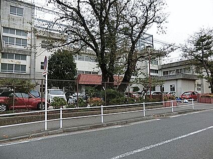 横浜市立万騎が原中学校 908m