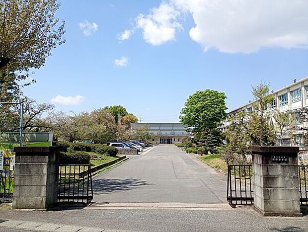 春日井市立中部中学校（約1,571m）