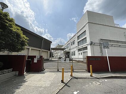横浜市立井土ケ谷小学校 107m