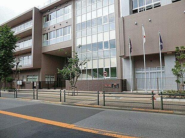 足立区立西新井小学校(約354m)