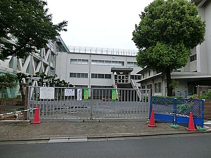 三鷹市立第五中学校 411m