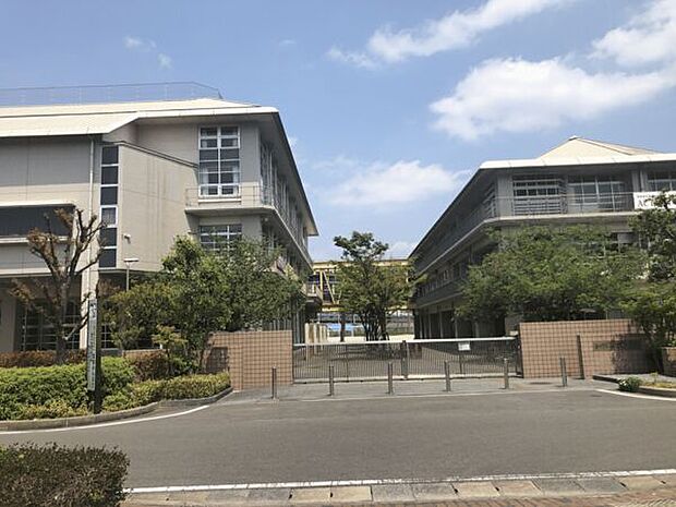 春日市立春日北中学校(約1,611m)