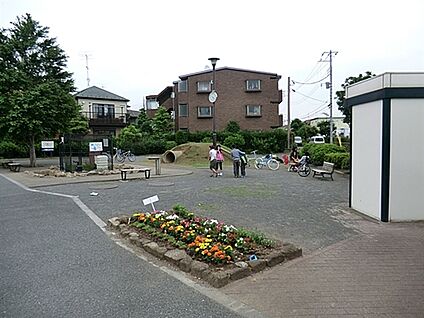 喜多見まちかど公園 747m