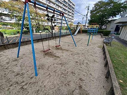 大和サニーハイツ 2棟前 児童遊園 924m