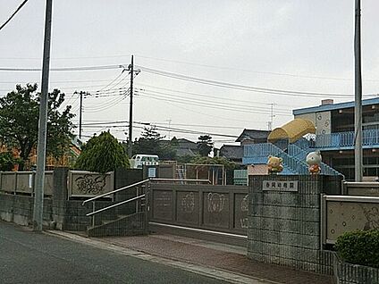 春岡幼稚園 818m
