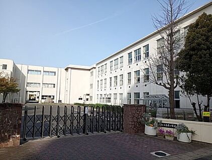刈谷市立小高原小学校 905m