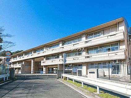 横浜市立中山中学校 974m