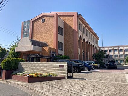 名古屋市立八幡中学校 718m