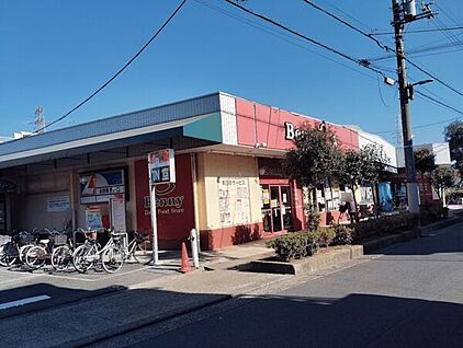 ベニースーパー西亀有店 157m