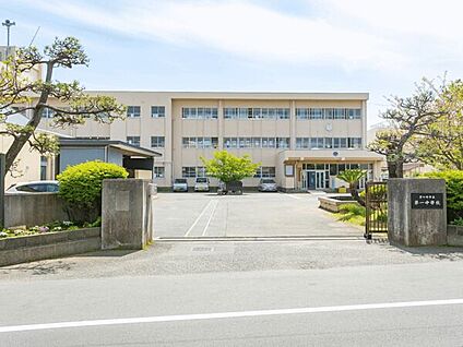 茅ヶ崎市立第一中学校 1046m