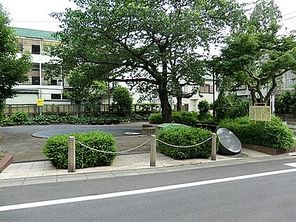 西が丘児童遊園 778m
