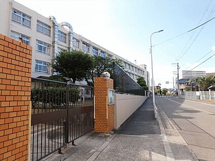 大阪市立東井高野小学校 686m