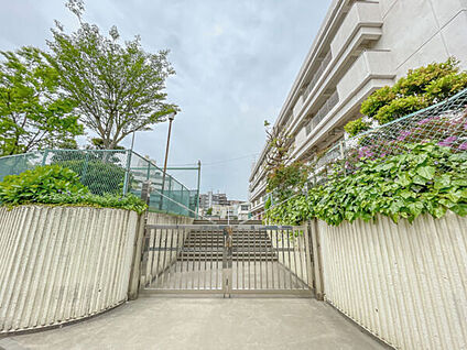 横浜市立戸部小学校 277m