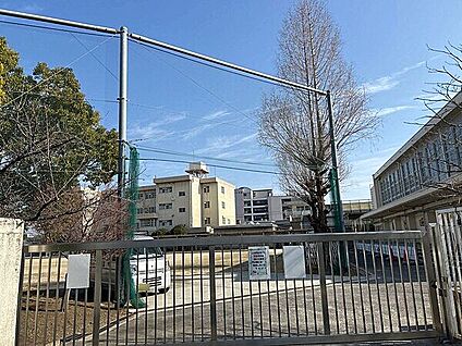 寝屋川市立石津小学校 318m