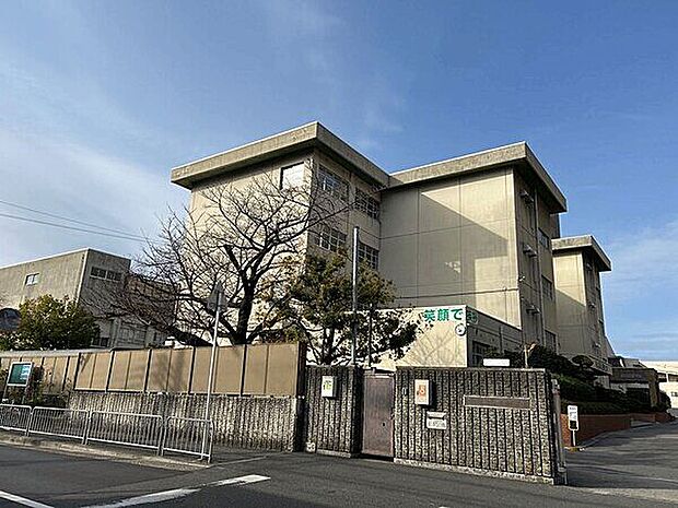 寝屋川市立友呂岐中学校（約1,132m）